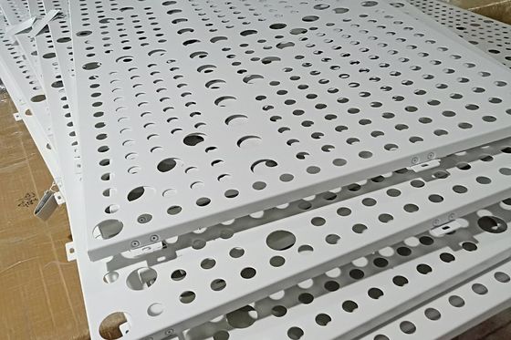 Pencere için delikli dekoratif alüminyum duvar panelleri Kaplama cephe Perde duvarı